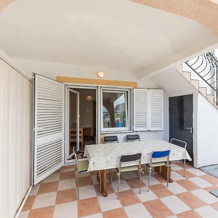 Two-bedroom In Okrug Gornji 아파트 트로기르