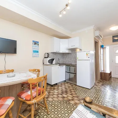 Two-bedroom In Okrug Gornji 아파트 트로기르